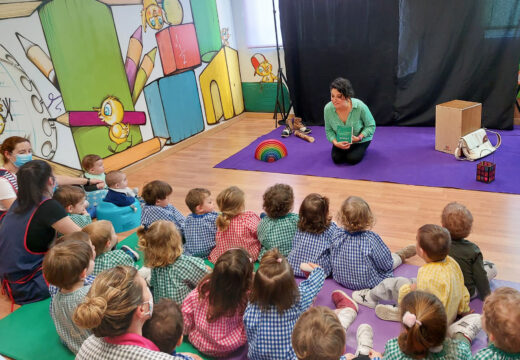 As nenas e nenos da Rolada celebran o Día do Libro con Lidia Pena Contacontos